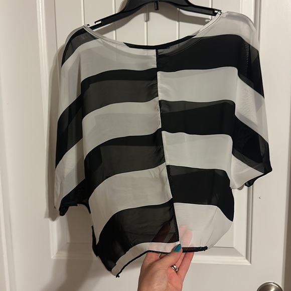 🗣️3 for 15! B&W striped tunic top - Picture 6 of 6